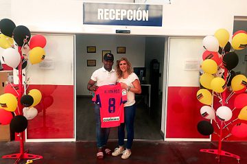 El futbolista del Granada Wakaso Mubarak confía a Megataller Grúas Cecilio la reparación de su vehículo